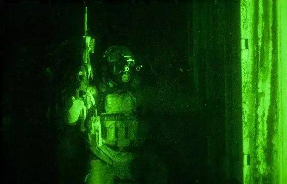 三角洲特种部队坠落之鹰无敌_三角洲特种部队4黑鹰坠落_三角洲特种兵黑鹰坠落