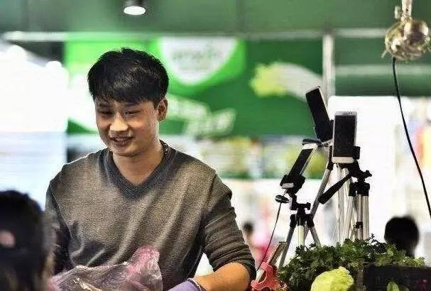 卖菜哥赚钱_刘鹏卖菜生意经_网络直播卖菜案例