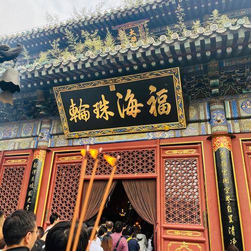 寺庙门口卖什么赚钱_景区功德箱违规现象_寺庙功德箱敛财真相