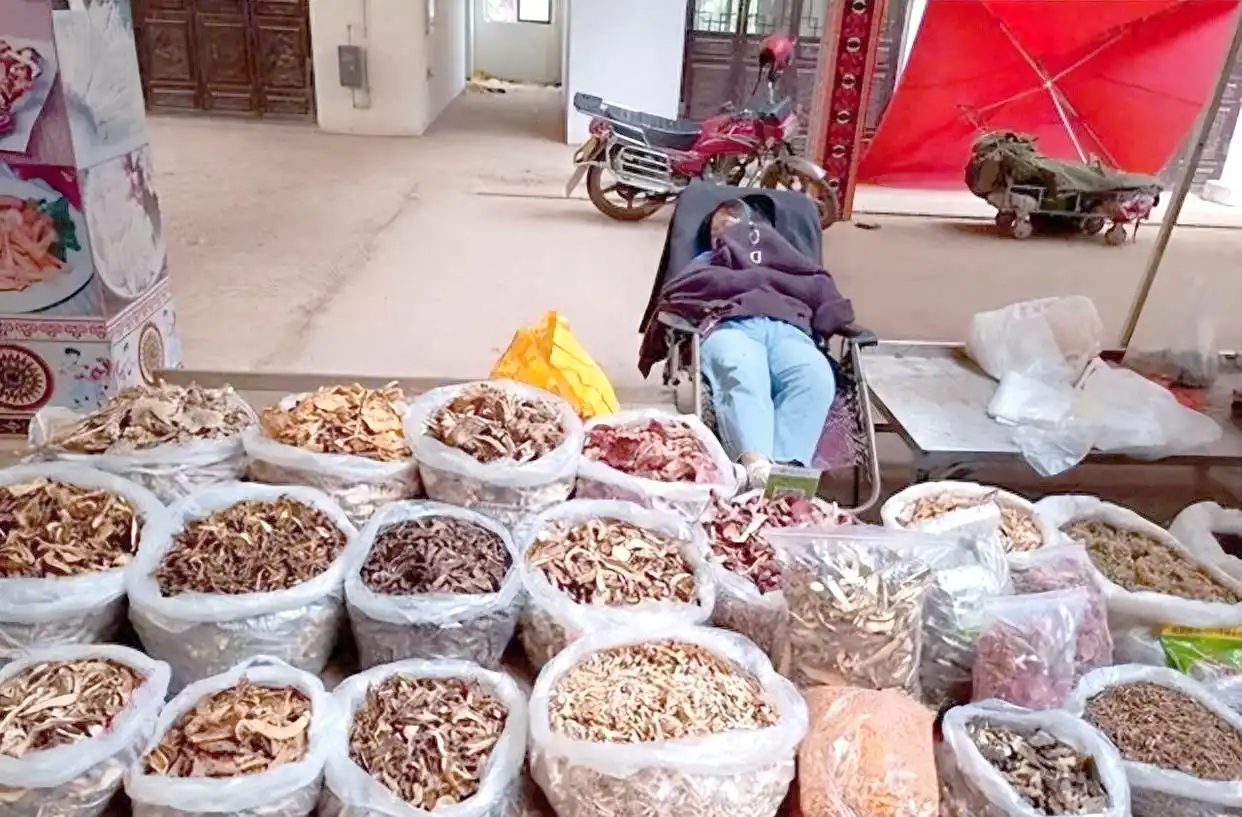 摆摊经济与夜间收入来源_现金流管理与生活压力缓解_城市生存挑战赚钱方法