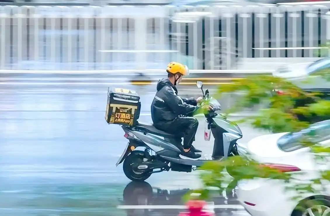 城市生存挑战赚钱方法_现金流管理与生活压力缓解_摆摊经济与夜间收入来源