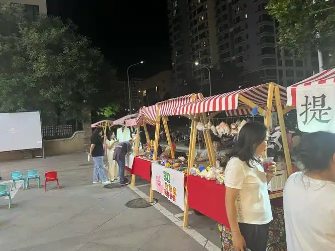 现金流管理与生活压力缓解_城市生存挑战赚钱方法_摆摊经济与夜间收入来源