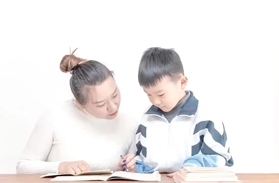 城市生存挑战赚钱方法_现金流管理与生活压力缓解_摆摊经济与夜间收入来源