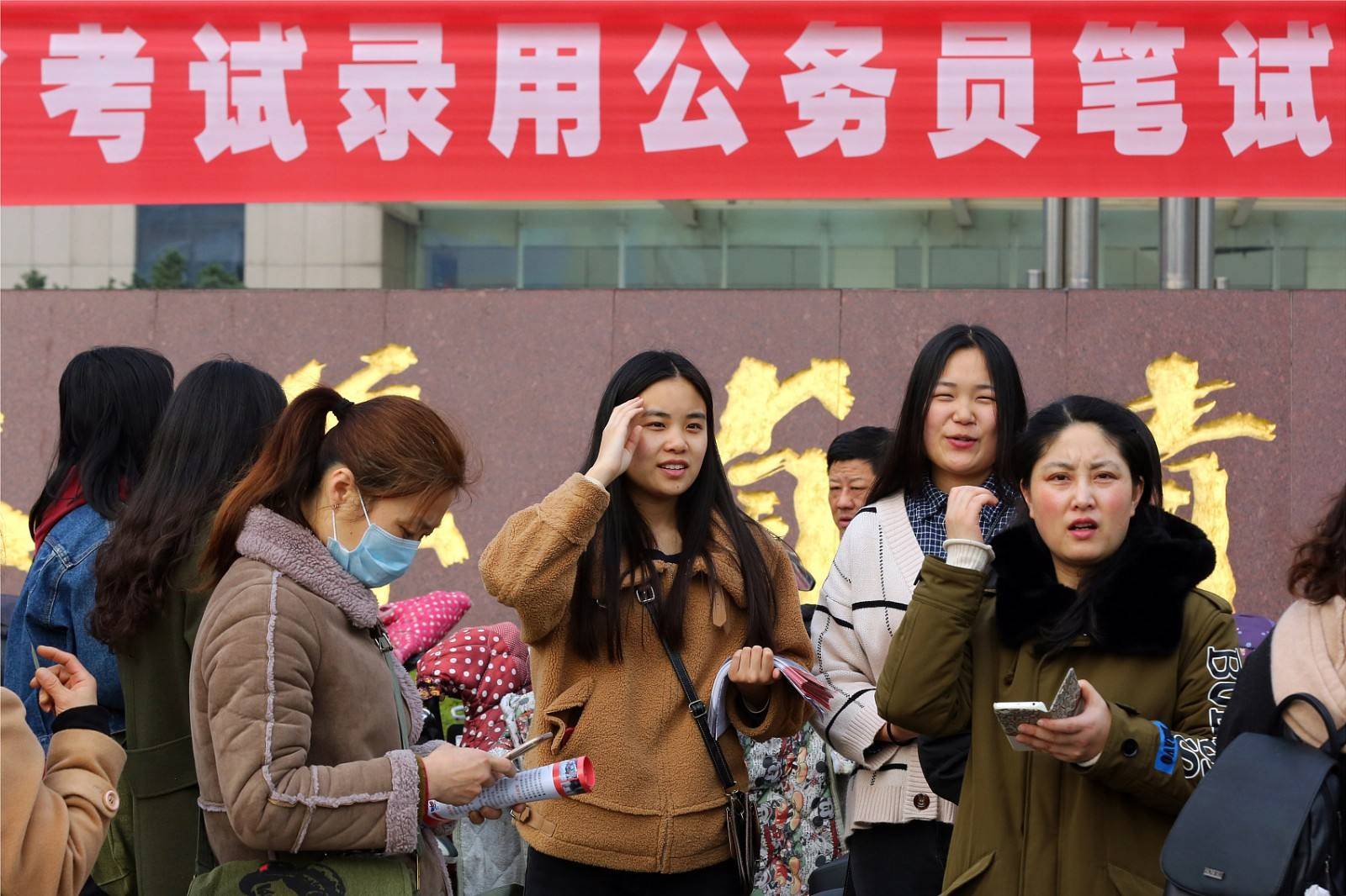 公务员工资不够高_公务员业余赚钱_公务员副业合法性