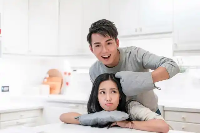 老婆赚钱_夫妻情感交流_女性婚内出轨原因