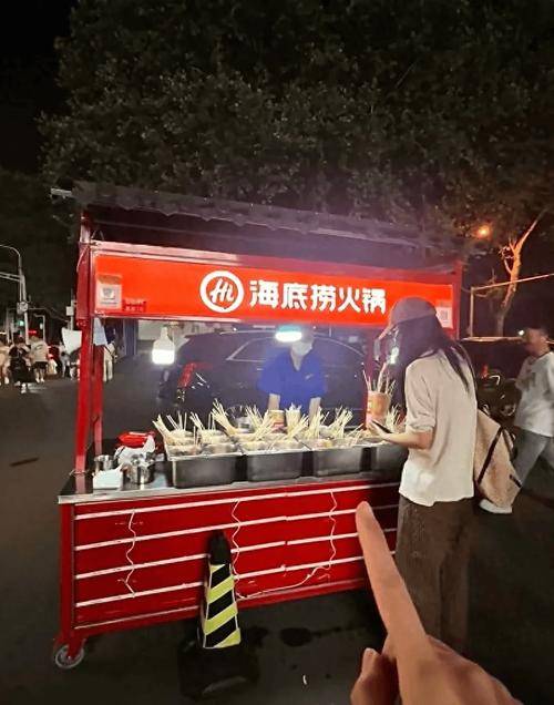 海底捞创业发展经验_开什么餐饮赚钱_从小吃摊到品牌火锅