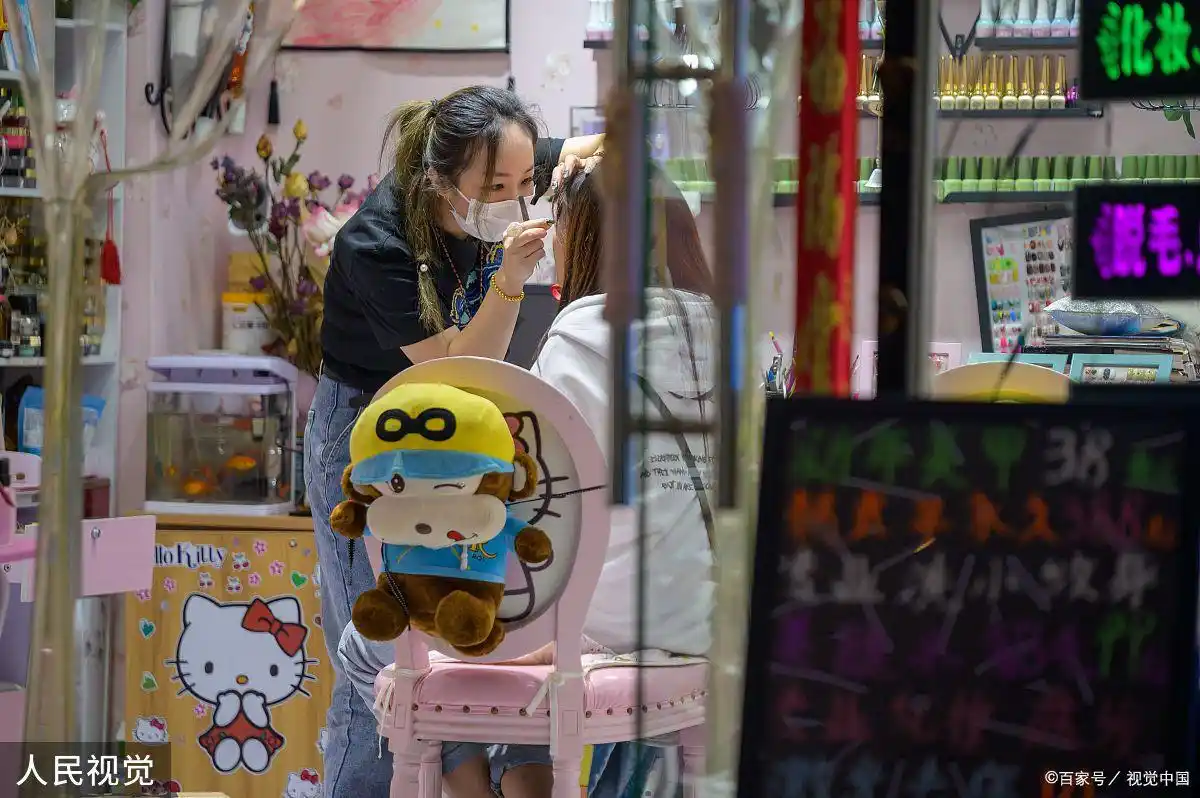 小投资赚钱好项目_个人创业投资小项目_移动美容美发店推荐