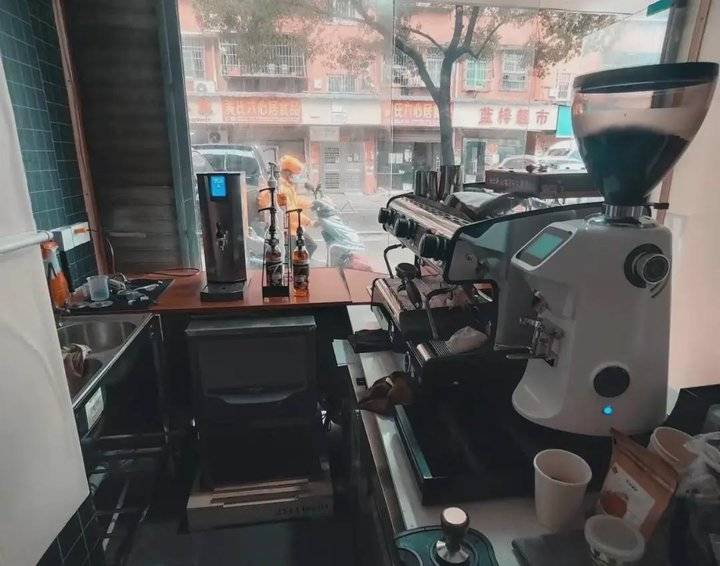 年轻人创业失败经历_独立实体店倒闭分析_开店了不赚钱