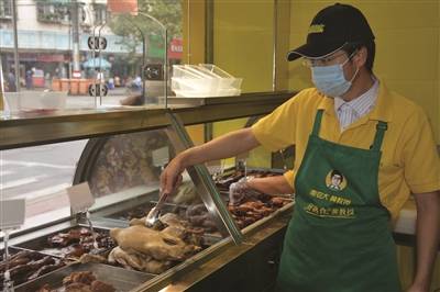 黄明教授店内卖卤菜。受访者供图